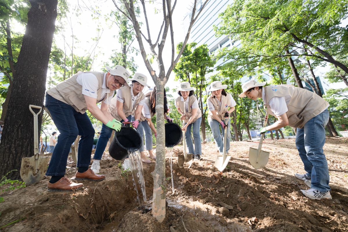 ▲대한항공 직원들이 나무를 심고 있는 모습 (사진제공=대한항공)