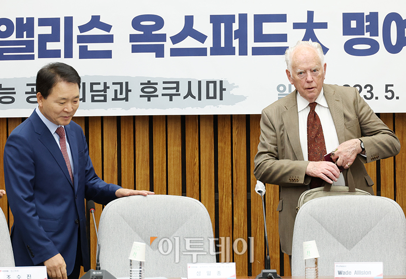 ▲간담회 참석하는 국민의힘 성일종 우리바다 지키기 검증 TF 위원장과 웨이드 앨리슨 영국 옥스퍼드대학교 명예교수. (고이란 기자 photoeran@)