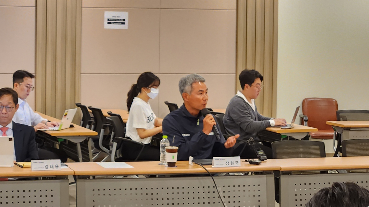 ▲장현국 위메이드 대표가 19일 위메이드 본사를 방문한 국민의힘 코인게이트 조사단에 의혹에 대한 회사의 입장을 밝히고 있다. (이시온 기자 zion0304@)