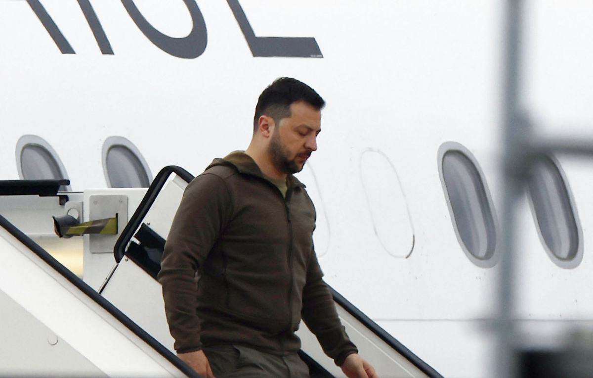 ▲20일 G7 정상회의 참석을 위해 일본에 도착한 볼로디미르 젤렌스키 우크라이나 대통령이 비행기에서 내리고 있다. (연합뉴스)