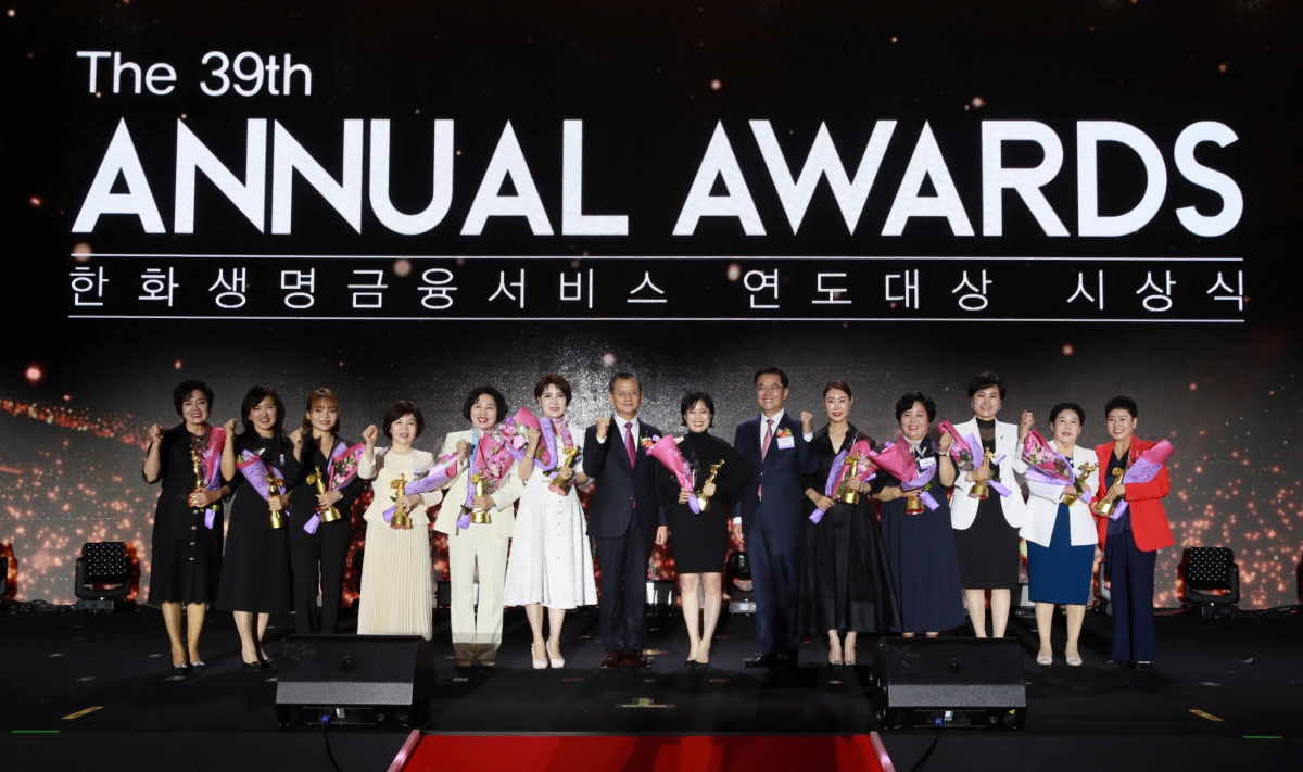 ▲19일(금) 일본 북해도 루스츠 리조트에서 열린 2023 한화생명금융서비스 연도대상 시상식에서 챔피언 등급 선발자들이 한화생명 여승주 대표이사(왼쪽에서 일곱 번째), 한화생명금융서비스 이경근 대표이사(왼쪽에서 아홉 번째)와 기념 촬영을 하고 있다.