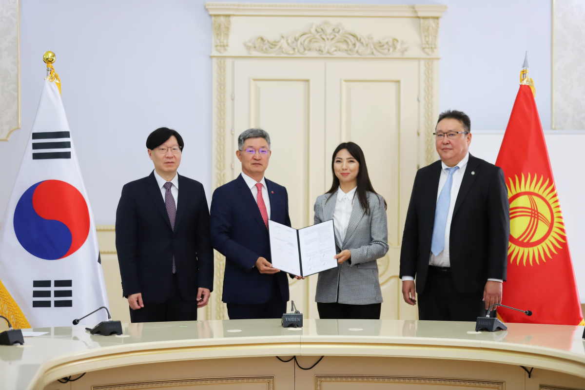 ▲BC카드가 지난 19일 키르기스스탄 대통령실 프레스센터에서 부가통신사업자(VAN) 스마트로, 키르기스스탄 국영결제사업자 IPC와 ‘키르기스스탄 금융선진화를 위한 결제 인프라 구축’에 대한 업무협약을 체결했다. (왼쪽부터 순서대로) 김소영 금융위원회 부위원장, 최원석 BC카드 사장, 카니케이 자만굴로바 IPC 회장, 알마스 이사노프 키르기스스탄 대통령실 경제수석이 기념촬영을 하고 있다.