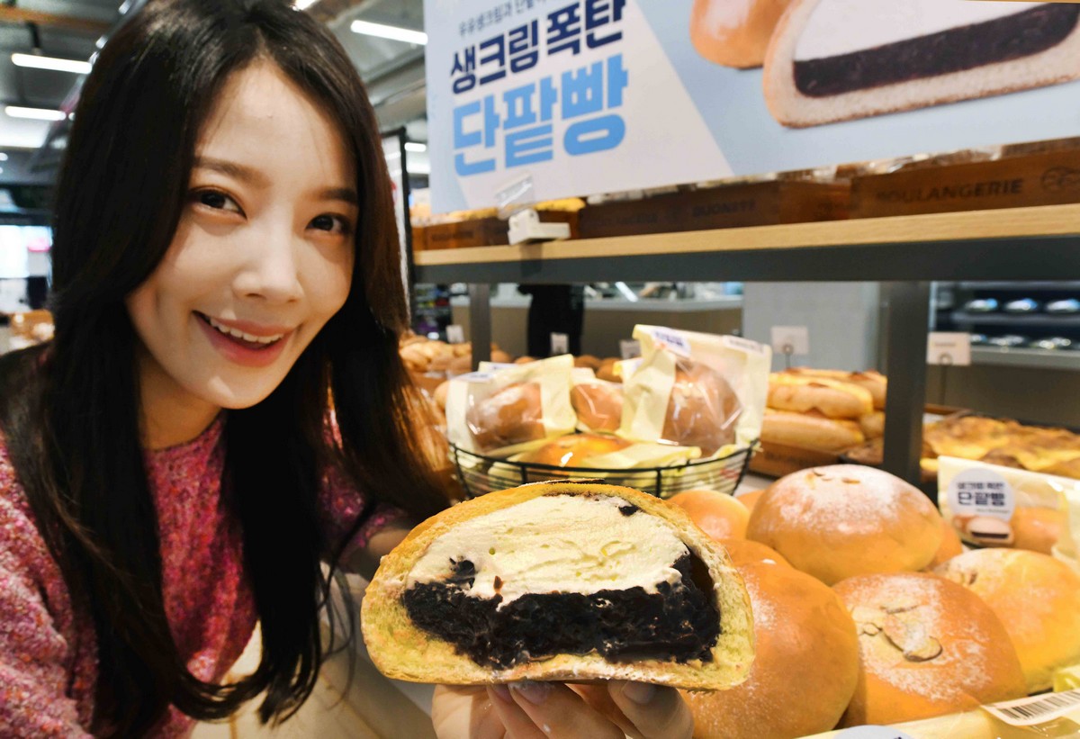 ▲21일 모델이 홈플러스 몽블랑제 ‘생크림폭탄단팥빵’을 선보이고 있다. (사진제공=홈플러스)