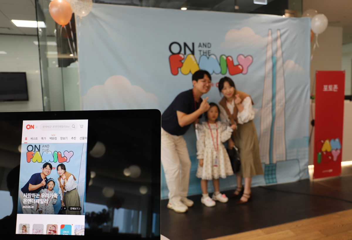 ▲롯데온 가족초청행사 참석 가족이 홈 메인 화면에 적용할 사진을 촬영하고 있다. (사진제공=롯데쇼핑)