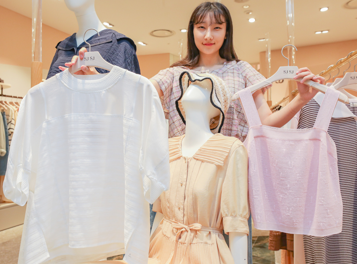 ▲21일 서울시 강남구 현대백화점 무역센터점 6층 'SJSJ'매장에서 직원이 화사한 색감이 눈에 띄는 올 여름 신상품을 소개하고 있다.
 (사진제공=현대백화점)