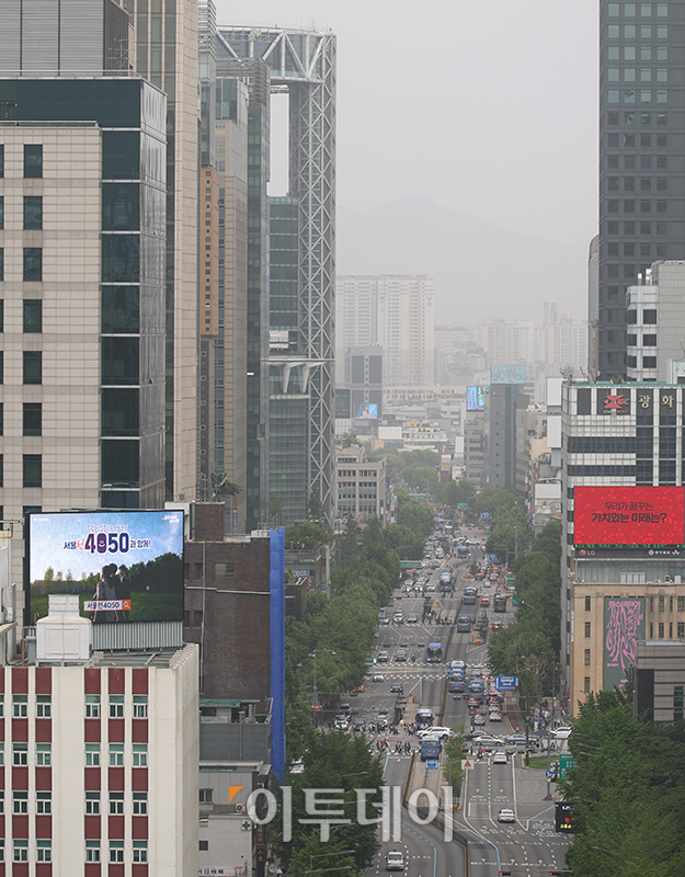 ▲서울시교육청에서 바라 본 미세먼지로 뿌옇게 흐린 서울 종로 모습. (고이란 기자 photoeran@)