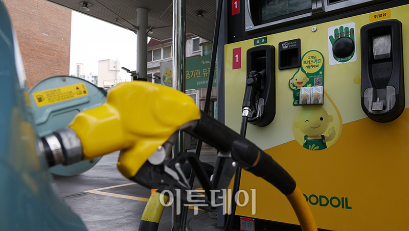 ▲휘발유와 경유 판매 가격이 동반 하락했다. 휘발유는 3주째, 경유는 4주째 연속 내림세다. 21일 한국석유공사 유가정보서비스 오피넷에 따르면 5월 셋째주 전국 주유소의 휘발유 평균 판매가격은 전주보다 21.6원 내린 리터(ℓ)당 1627.4원으로 집계됐다. 경유 평균 판매가격은 전주보다 36.9원 하락한 리터(ℓ)당 1468.7원을 나타냈다. 사진은 이날 서울의 한 주유소 모습.  (고이란 기자 photoeran@)