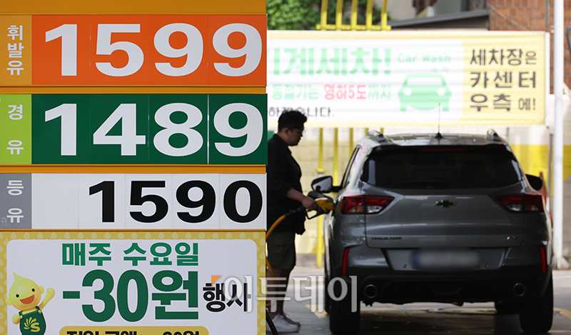 ▲휘발유와 경유 판매 가격이 동반 하락했다. 휘발유는 3주째, 경유는 4주째 연속 내림세다. 21일 한국석유공사 유가정보서비스 오피넷에 따르면 5월 셋째주 전국 주유소의 휘발유 평균 판매가격은 전주보다 21.6원 내린 리터(ℓ)당 1627.4원으로 집계됐다. 경유 평균 판매가격은 전주보다 36.9원 하락한 리터(ℓ)당 1468.7원을 나타냈다. 사진은 이날 서울의 한 주유소의 유가정보 안내판.  (고이란 기자 photoeran@)