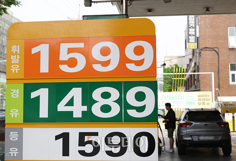 ▲휘발유와 경유 판매 가격이 동반 하락했다. 휘발유는 3주째, 경유는 4주째 연속 내림세다. 21일 한국석유공사 유가정보서비스 오피넷에 따르면 5월 셋째주 전국 주유소의 휘발유 평균 판매가격은 전주보다 21.6원 내린 리터(ℓ)당 1627.4원으로 집계됐다. 경유 평균 판매가격은 전주보다 36.9원 하락한 리터(ℓ)당 1468.7원을 나타냈다. 사진은 이날 서울의 한 주유소의 유가정보 안내판.  (고이란 기자 photoeran@)