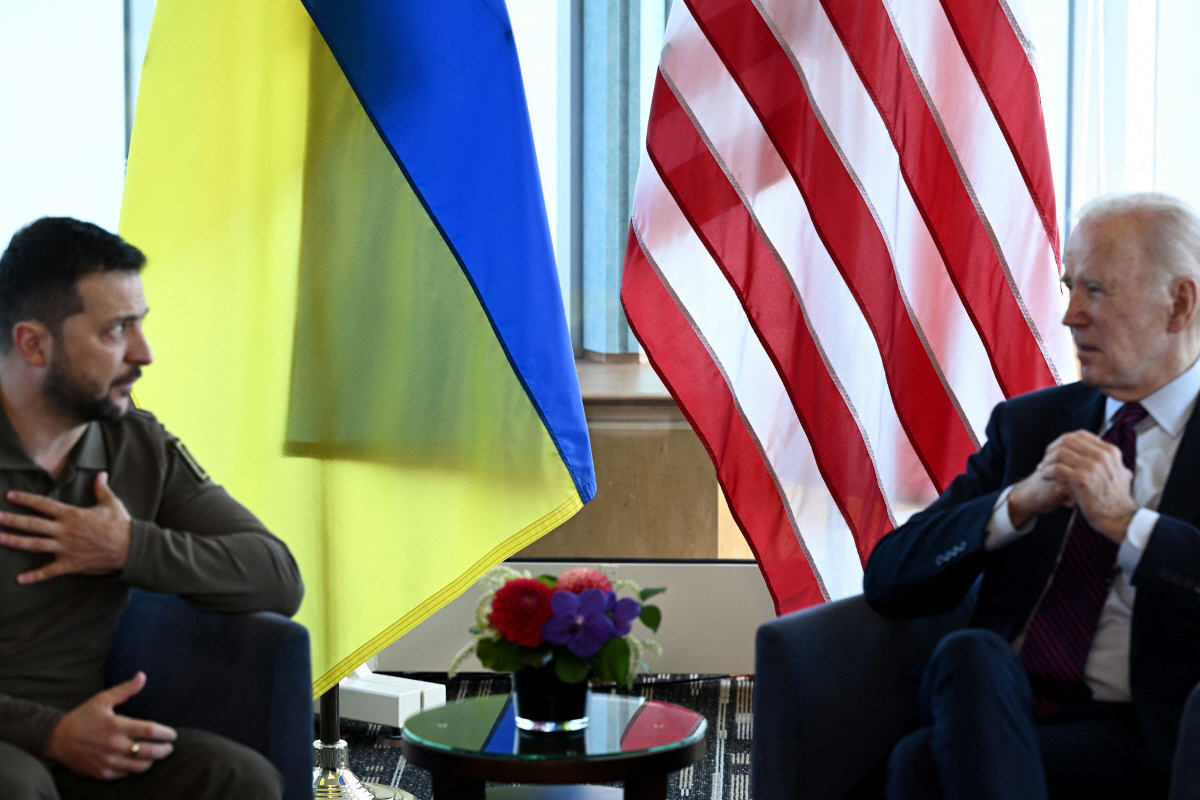 ▲볼로디미르 젤렌스키 우크라이나 대통령과 조 바이든 미국 대통령이 21일 대화를 나누고 있다. 히로시마(일본)/AFP연합뉴스