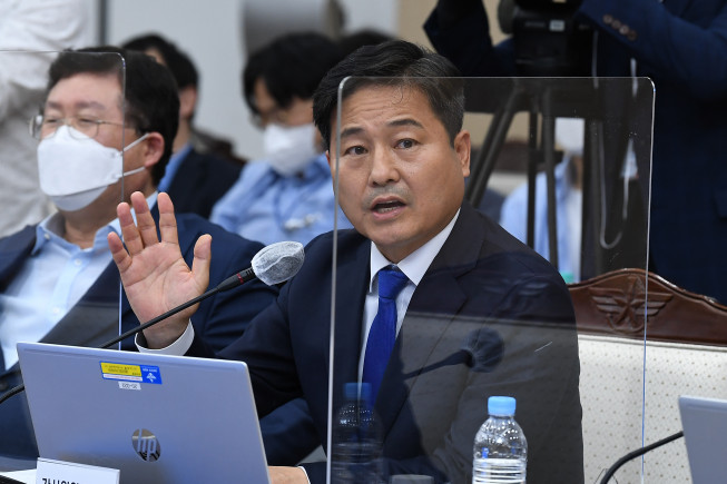 ▲더불어민주당 김영배 의원이 6일 서울 용산구 합참 청사에서 열린 국방위원회의 합동참모본부 등에 대한 국정감사에서 발언하고 있다. (뉴시스)