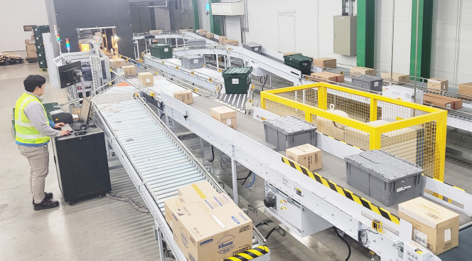 ▲CJ대한통운 '스타벅스 남부권센터'에서 자동화 설비를 따라 상품을 담은 박스가 이동하고 있다. (사진제공=CJ대한통운)