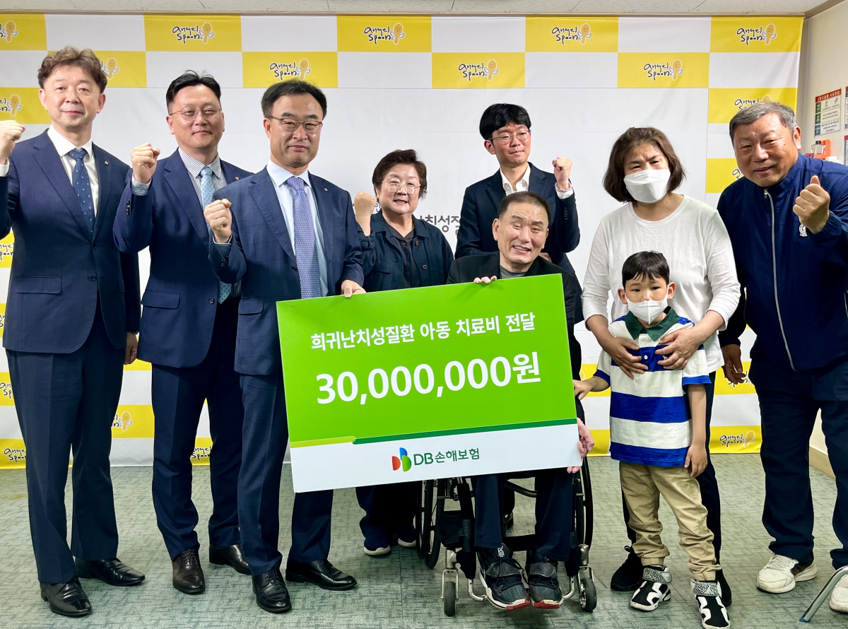 ▲지난 19일 서울시 연희동에 위치한 한국희귀난치성질환 연합회 본부에서 DB손해보험 박성식 부사장(왼쪽에서 세번째) 이하 임직원들과 환우 가족, 연합회 직원들이 참석한 가운데 치료비 전달 및 기념촬영을 하고있다.