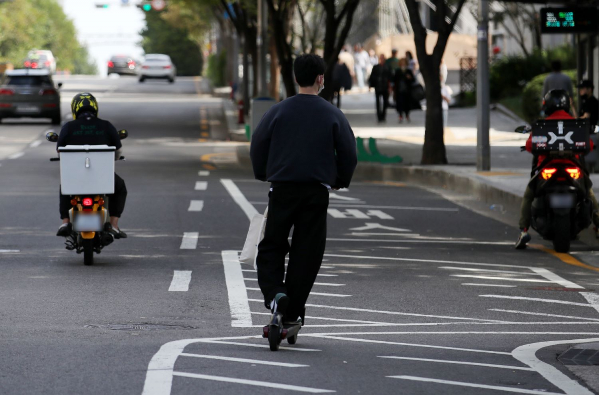 ▲지난해 9월 25일 서울 강남 인근에서 안전 장비를 착용하지 않은 시민이 킥보드를 이용하고 있다.  (뉴시스)