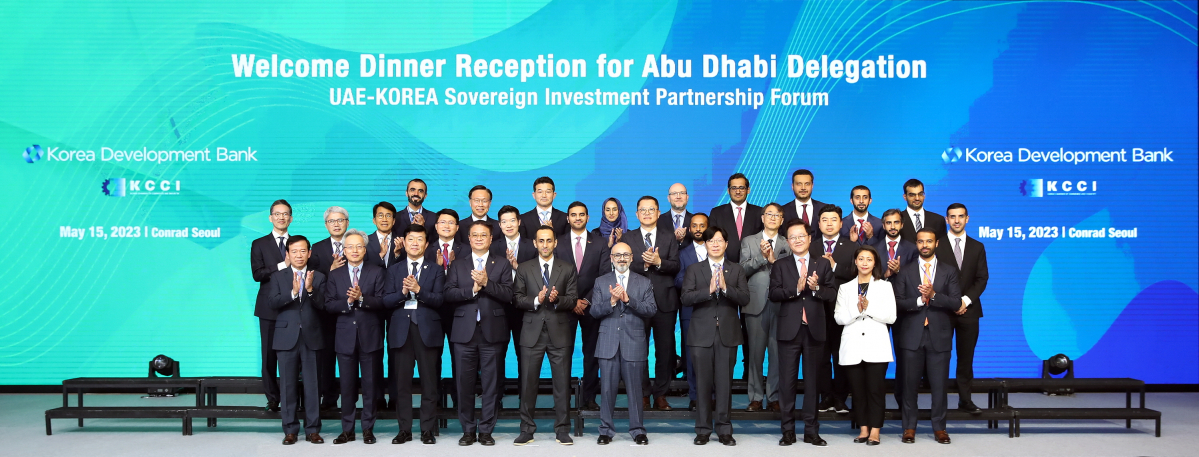 ▲(앞줄 오른쪽 세 번째부터)강석훈 산업은행 회장, 김소영 금융위원회 부위원장, 왈리드 무바달라 부총재, 칼리드 무바달라 혁신성장부문 부사장, 방기선 기획재정부 1차관, 우태희 대한상공회의소 상근부회장, 최진식 중견기업연합회장, 서유석 금융투자협회장이 15일 콘래드 서울에서 열린 '한-UAE 전략적 투자 파트너십 포럼'에서 기념촬영을 하고 있다. (사진제공=KDB산업은행)