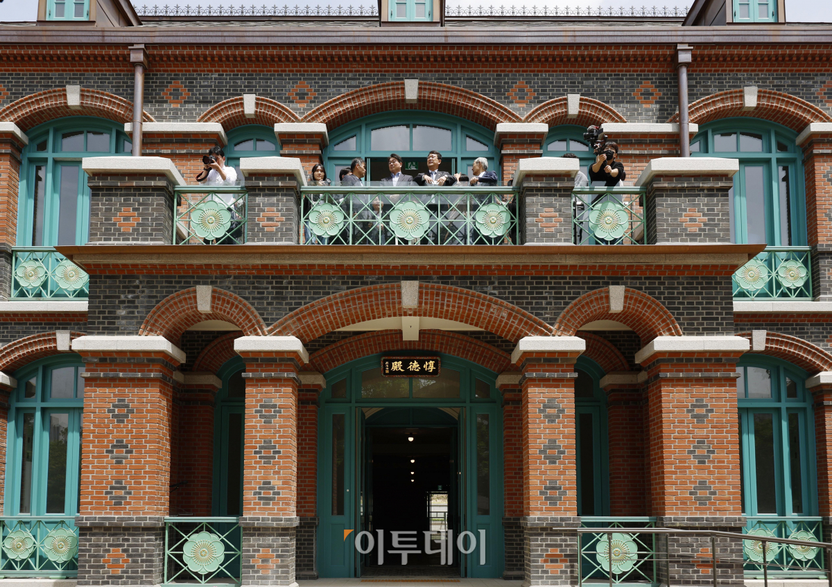 ▲최웅천 문화재청장 등 참석 내빈들이 22일 서울 중구 덕수궁 돈덕전에서 열린 '돈덕전 재건 기념 현판 제막식'에서 돈덕전 관람을 하고 있다. 고종 즉위 40주년 기념 행사장으로 사용하기 위해 건립된 돈덕전은 대한제국기 영빈관 및 알현관으로 사용됐다. 현판은 국립고궁박물관에서 보관하고 있는 원본 현판을 실측한 후 전통안료를 사용해 만든 복제본이다. 돈덕전은 내부 전시 준비가 마무리되는 9월 정식 개관한다. 조현호 기자 hyunho@