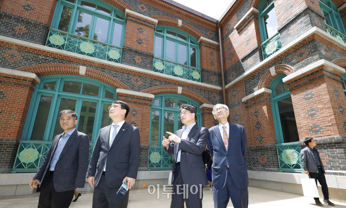 ▲최웅천 문화재청장 등 참석 내빈들이 22일 서울 중구 덕수궁 돈덕전에서 열린 '돈덕전 재건 기념 현판 제막식'에서 돈덕전 관람을 하고 있다. 고종 즉위 40주년 기념 행사장으로 사용하기 위해 건립된 돈덕전은 대한제국기 영빈관 및 알현관으로 사용됐다. 현판은 국립고궁박물관에서 보관하고 있는 원본 현판을 실측한 후 전통안료를 사용해 만든 복제본이다. 돈덕전은 내부 전시 준비가 마무리되는 9월 정식 개관한다. 조현호 기자 hyunho@