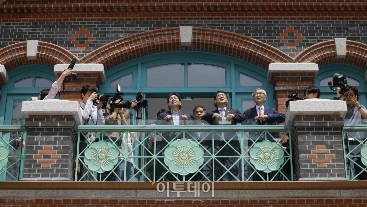 ▲최웅천 문화재청장 등 참석 내빈들이 22일 서울 중구 덕수궁 돈덕전에서 열린 '돈덕전 재건 기념 현판 제막식'에서 돈덕전 관람을 하고 있다. 고종 즉위 40주년 기념 행사장으로 사용하기 위해 건립된 돈덕전은 대한제국기 영빈관 및 알현관으로 사용됐다. 현판은 국립고궁박물관에서 보관하고 있는 원본 현판을 실측한 후 전통안료를 사용해 만든 복제본이다. 돈덕전은 내부 전시 준비가 마무리되는 9월 정식 개관한다. 조현호 기자 hyunho@