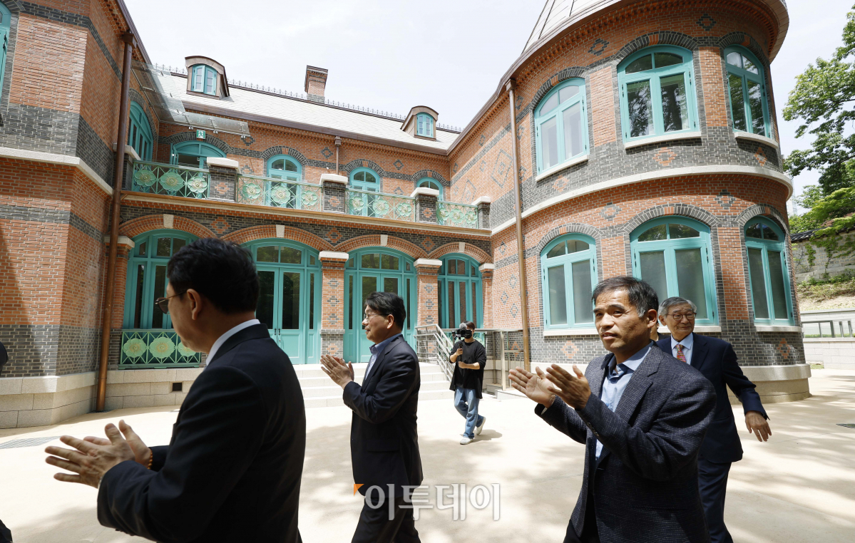 ▲최웅천 문화재청장 등 참석 내빈들이 22일 서울 중구 덕수궁 돈덕전에서 열린 '돈덕전 재건 기념 현판 제막식'에서 돈덕전 관람을 하고 있다. 고종 즉위 40주년 기념 행사장으로 사용하기 위해 건립된 돈덕전은 대한제국기 영빈관 및 알현관으로 사용됐다. 현판은 국립고궁박물관에서 보관하고 있는 원본 현판을 실측한 후 전통안료를 사용해 만든 복제본이다. 돈덕전은 내부 전시 준비가 마무리되는 9월 정식 개관한다. 조현호 기자 hyunho@