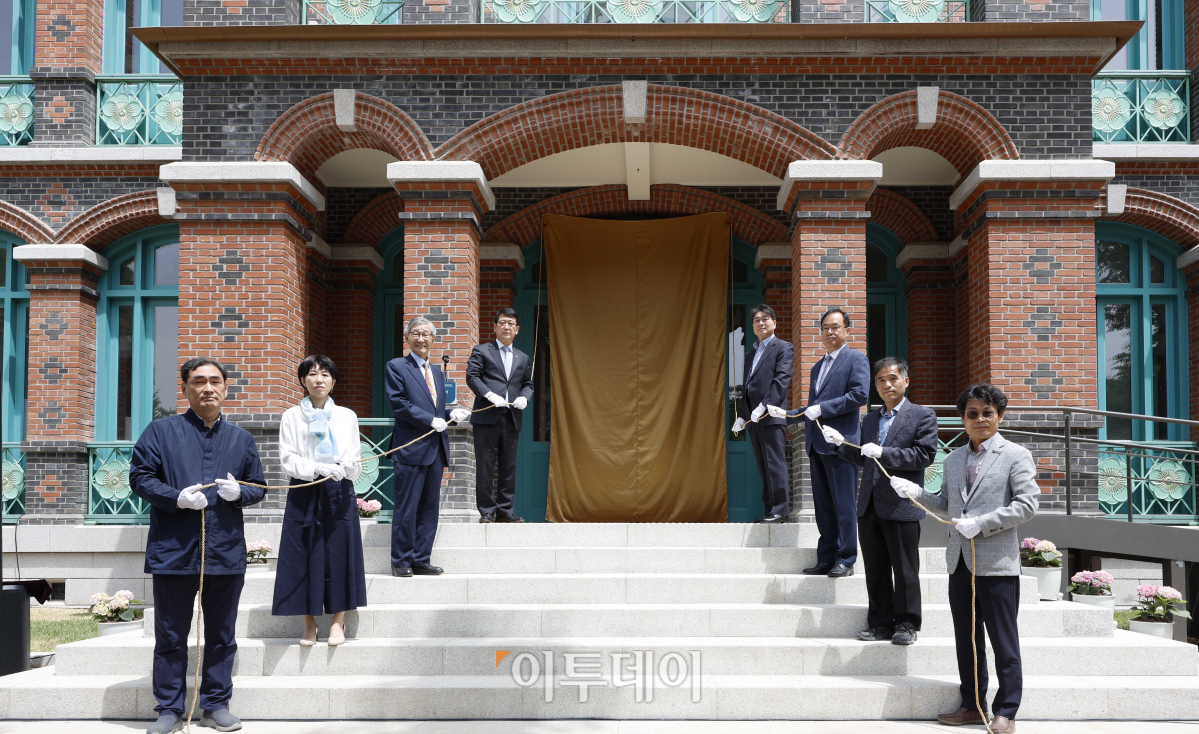 ▲최웅천 문화재청장 등 참석 내빈들이 22일 서울 중구 덕수궁 돈덕전에서 열린 '돈덕전 재건 기념 현판 제막식'에서 기념촬영을 하고 있다. 고종 즉위 40주년 기념 행사장으로 사용하기 위해 건립된 돈덕전은 대한제국기 영빈관 및 알현관으로 사용됐다. 현판은 국립고궁박물관에서 보관하고 있는 원본 현판을 실측한 후 전통안료를 사용해 만든 복제본이다. 돈덕전은 내부 전시 준비가 마무리되는 9월 정식 개관한다. 조현호 기자 hyunho@