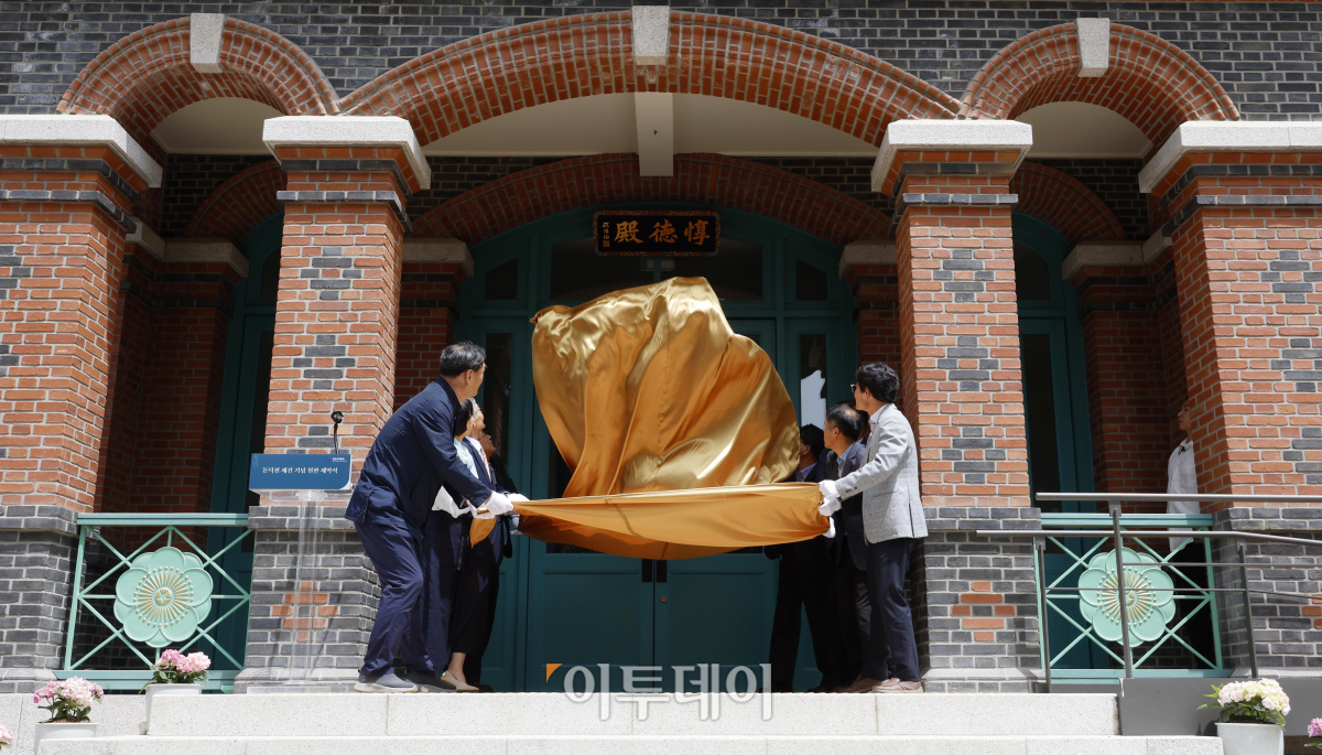 ▲최웅천 문화재청장 등 참석 내빈들이 22일 서울 중구 덕수궁 돈덕전에서 열린 '돈덕전 재건 기념 현판 제막식'에서 현판 제막을 하고 있다. 고종 즉위 40주년 기념 행사장으로 사용하기 위해 건립된 돈덕전은 대한제국기 영빈관 및 알현관으로 사용됐다. 현판은 국립고궁박물관에서 보관하고 있는 원본 현판을 실측한 후 전통안료를 사용해 만든 복제본이다. 돈덕전은 내부 전시 준비가 마무리되는 9월 정식 개관한다. 조현호 기자 hyunho@