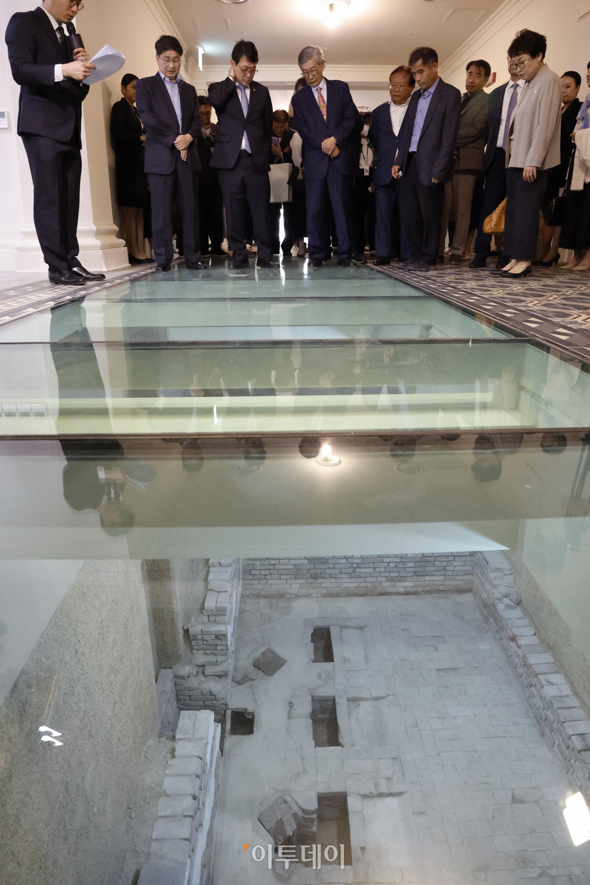 ▲최웅천 문화재청장 등 참석 내빈들이 22일 서울 중구 덕수궁 돈덕전에서 열린 '돈덕전 재건 기념 현판 제막식'에서 돈덕전 관람을 하고 있다. 고종 즉위 40주년 기념 행사장으로 사용하기 위해 건립된 돈덕전은 대한제국기 영빈관 및 알현관으로 사용됐다. 현판은 국립고궁박물관에서 보관하고 있는 원본 현판을 실측한 후 전통안료를 사용해 만든 복제본이다. 돈덕전은 내부 전시 준비가 마무리되는 9월 정식 개관한다. 조현호 기자 hyunho@