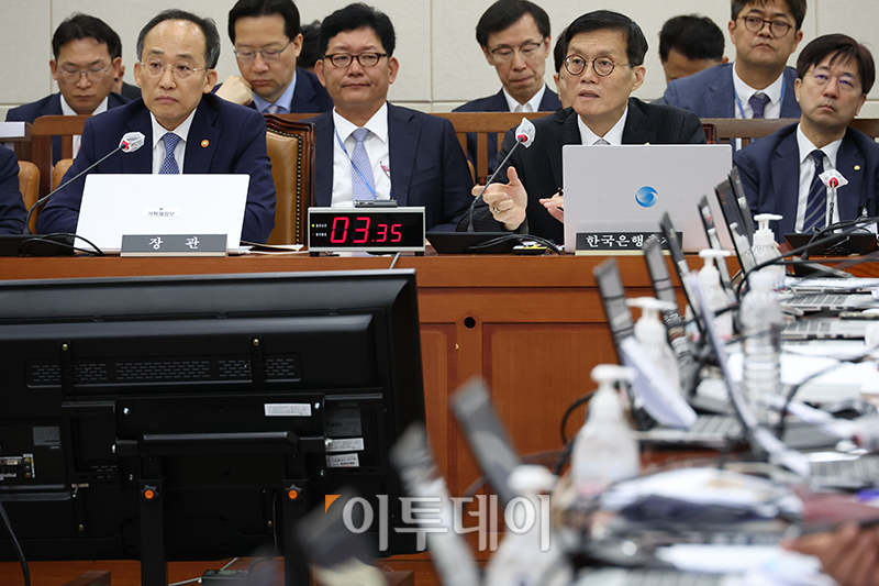 ▲기재위 전체회의 현안질의 출석한 추경호(왼쪽) 부총리 겸 기획재정부 장관과 이창용 한국은행 총재. (고이란 기자 photoeran@)