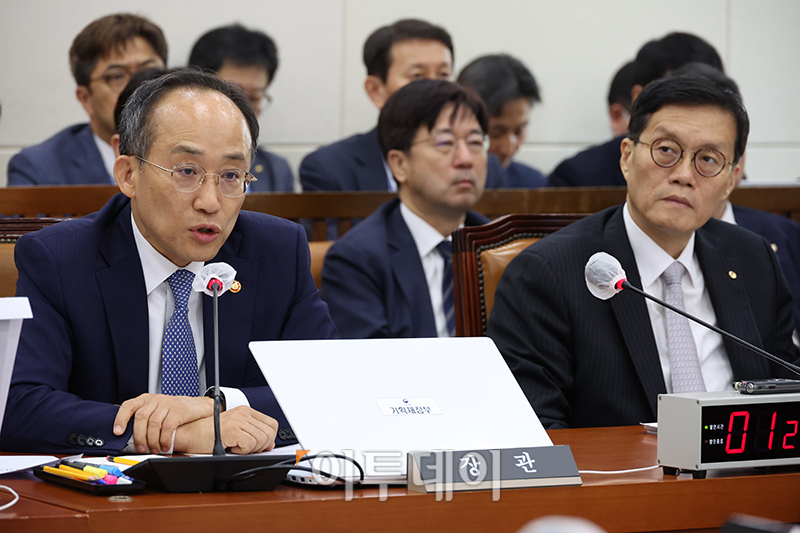 ▲기재위 전체회의 현안질의 출석한 추경호(왼쪽) 부총리 겸 기획재정부 장관과 이창용 한국은행 총재. (고이란 기자 photoeran@)