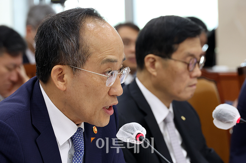 ▲기재위 전체회의 현안질의 출석한 추경호(왼쪽) 부총리 겸 기획재정부 장관과 이창용 한국은행 총재. (고이란 기자 photoeran@)