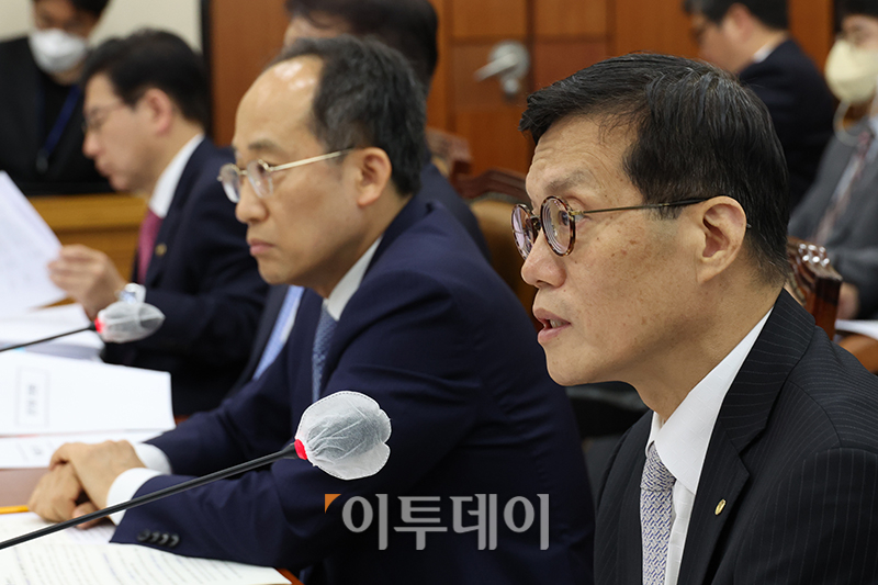 ▲기재위 전체회의 현안질의 출석한 추경호(왼쪽) 부총리 겸 기획재정부 장관과 이창용 한국은행 총재. (고이란 기자 photoeran@)