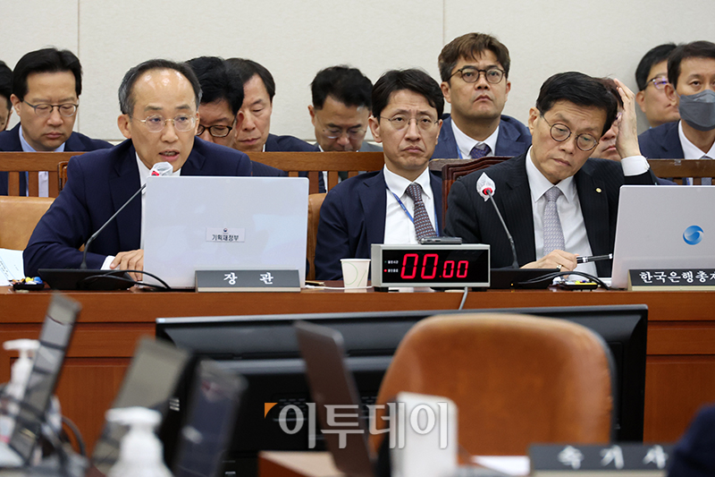 ▲기재위 전체회의 현안질의 출석한 추경호(왼쪽) 부총리 겸 기획재정부 장관과 이창용 한국은행 총재. (고이란 기자 photoeran@)