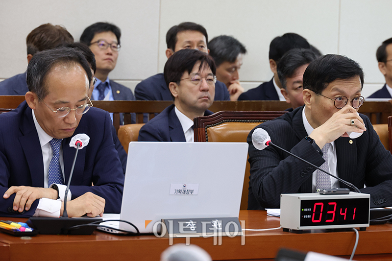 ▲기재위 전체회의 현안질의 출석한 추경호(왼쪽) 부총리 겸 기획재정부 장관과 이창용 한국은행 총재. (고이란 기자 photoeran@)
