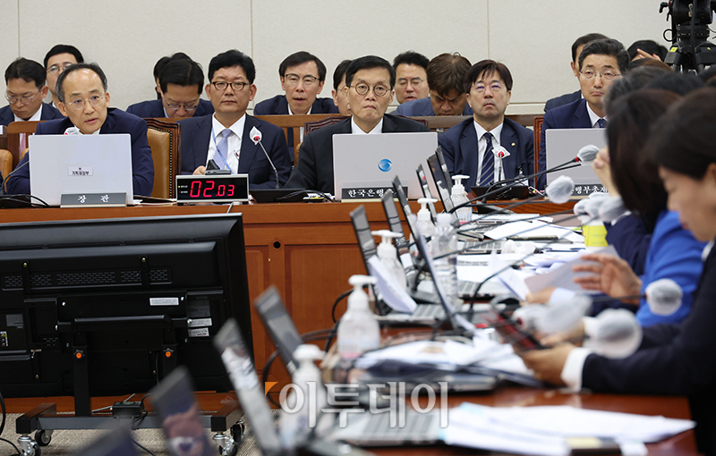 ▲기재위 전체회의 현안질의 출석한 추경호(왼쪽) 부총리 겸 기획재정부 장관과 이창용 한국은행 총재. (고이란 기자 photoeran@)