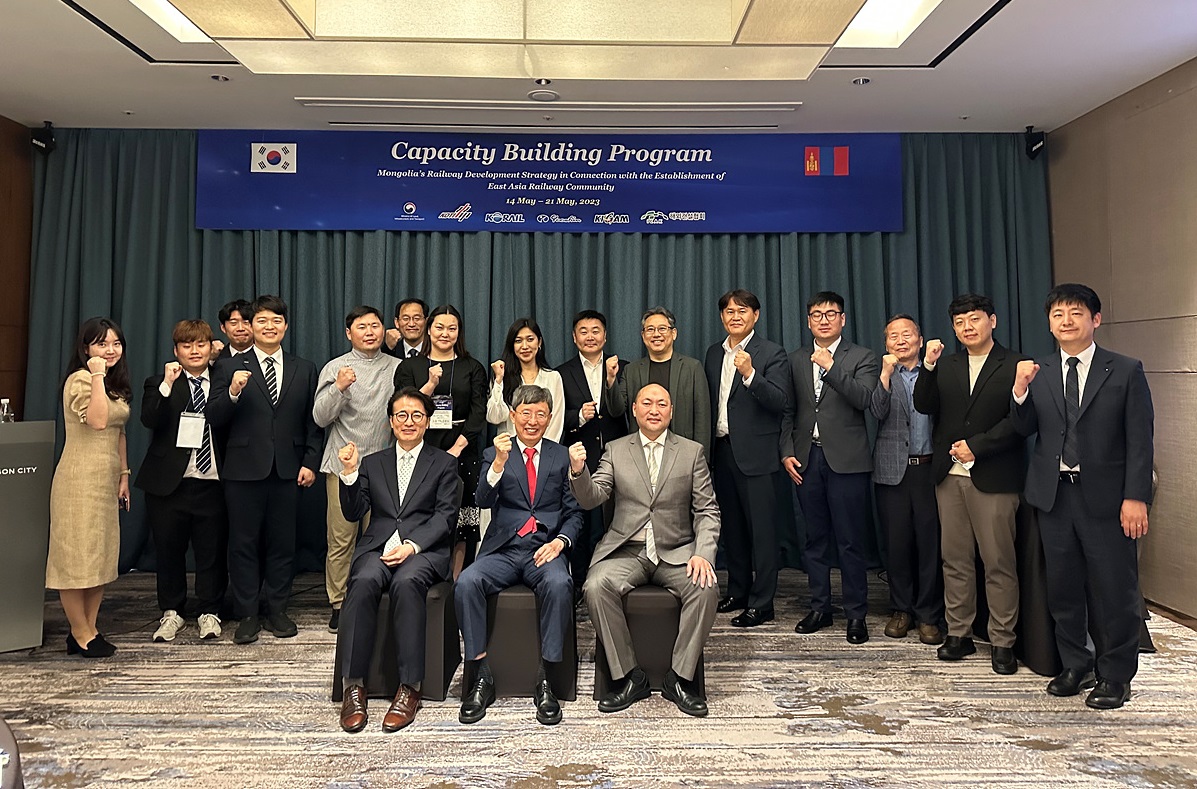 ▲코레일과 몽골 철도관계자들이 이달 14일부터 8일간 ‘몽골철도 광물자원 수송 전략 개발’ 사업 초청 연수를 마치고 기념촬영을 하고 있다. (사진제공=한국철도공사)