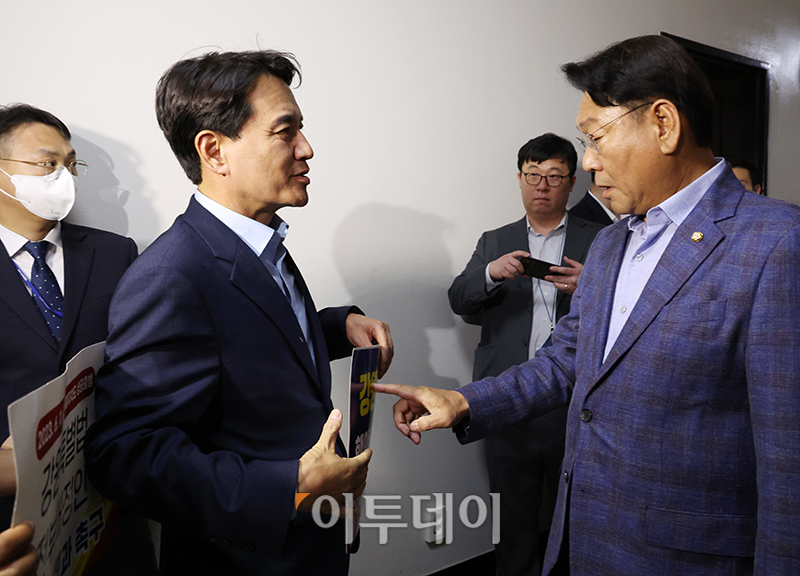 ▲22일 서울 여의도 국회 행정안전위원회 법안심사제1소위원회 회의실 앞에서 김교흥(오른쪽) 위원장과 강원특별법 전부개정안의 조속한 입법을 촉구하는 김진태 강원도지사가 설전을 벌이고 있다. (고이란 기자 photoeran@)