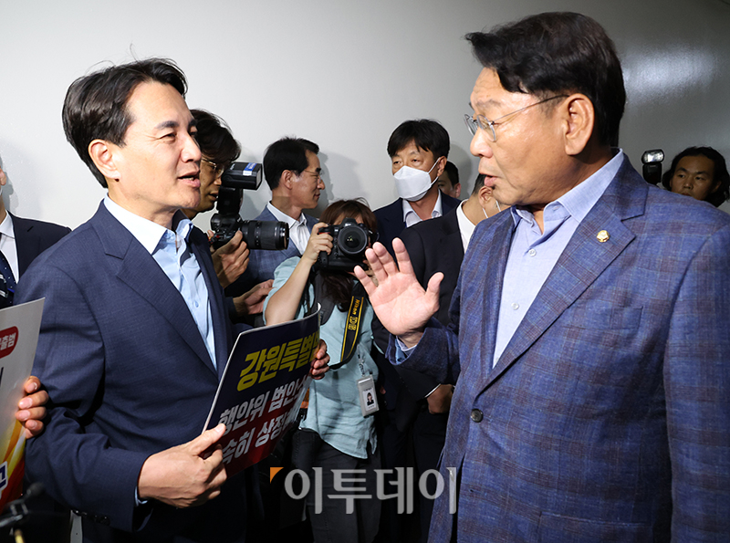 ▲22일 서울 여의도 국회 행정안전위원회 법안심사제1소위원회 회의실 앞에서 김교흥(오른쪽) 위원장과 강원특별법 전부개정안의 조속한 입법을 촉구하는 김진태 강원도지사가 설전을 벌이고 있다. (고이란 기자 photoeran@)