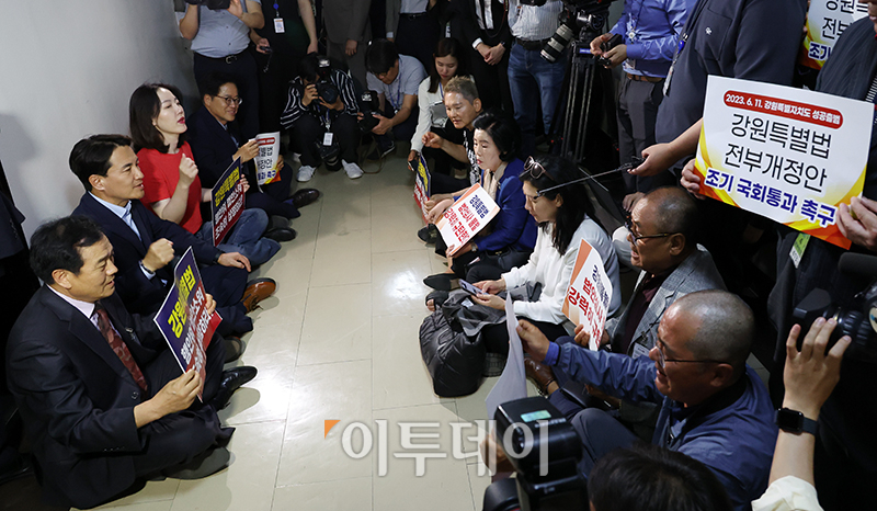 ▲22일 서울 여의도 국회 행정안전위원회 법안심사제1소위원회 회의실 앞에서 김진태(왼쪽 두번째) 강원도지사를 비롯한 강원특별자치도 범국민추진협의회 회원들이 강원특별법 전부개정안의 조속한 입법을 촉구하는 구호를 외치고 있다. (고이란 기자 photoeran@)