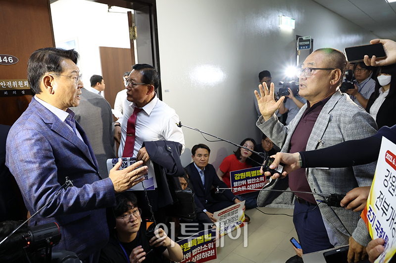 ▲22일 서울 여의도 국회 행정안전위원회 법안심사제1소위원회 회의실 앞에서 김교흥(왼쪽) 위원장과 강원특별법 전부개정안의 조속한 입법을 촉구하는 김진태 강원도지사를 비롯한 강원특별자치도 범국민추진협의회 회원들이 설전을 벌이고 있다. (고이란 기자 photoeran@)