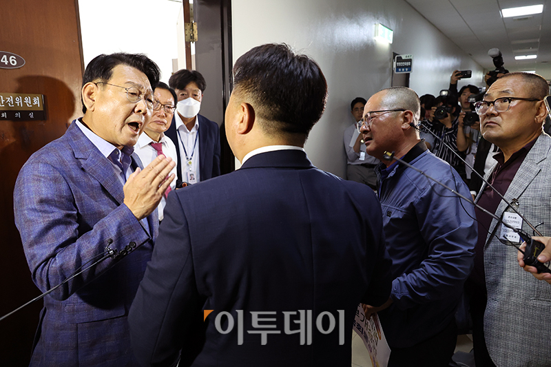 ▲22일 서울 여의도 국회 행정안전위원회 법안심사제1소위원회 회의실 앞에서 김교흥(왼쪽) 위원장과 강원특별법 전부개정안의 조속한 입법을 촉구하는 노용호 국민의힘 의원을 비롯한 강원특별자치도 범국민추진협의회 회원들이 설전을 벌이고 있다. (고이란 기자 photoeran@)