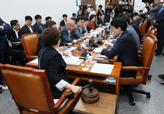 ▲전세사기 피해 지원을 위한 특별법 제정안 심사를 위해 22일 오전 국회에서 열린 국토교통위원회 국토법안심사소위원회에서 김정재 소위원장이 의사봉을 두드리고 있다. (연합뉴스)