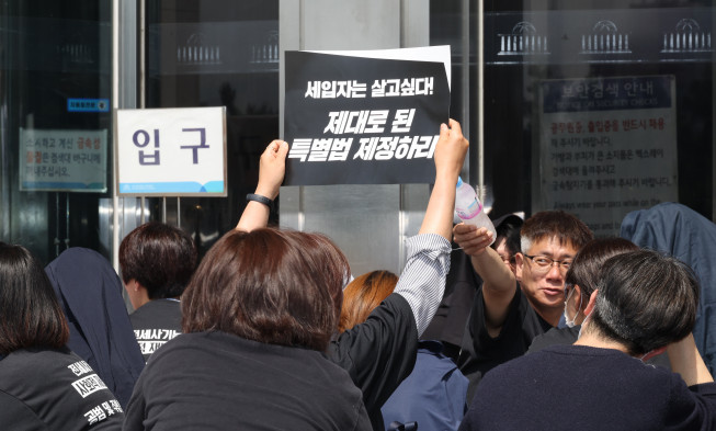 ▲전세사기 피해자들이 16일 국회 중앙현관 입구를 점거하고 있다. 이들은 이날 국회 앞 계단에서 열린 전세사기ㆍ깡통전세 특별법 제정 촉구 기자회견 참석자들이다. 회견은 전세사기깡통전세피해자전국대책위, 전세사기깡통전세문제해결을 위한시민사회대책위가 주최했다. (연합뉴스)