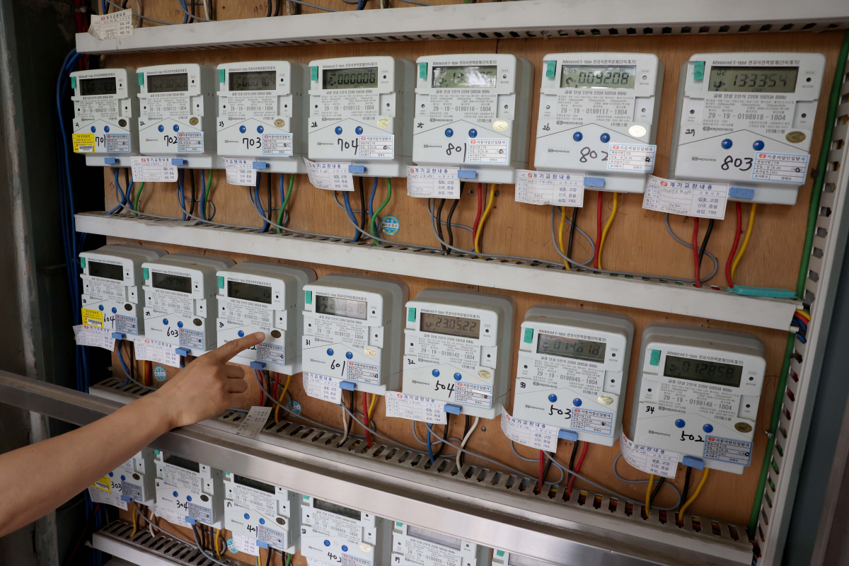 ▲22일 통계청 국가통계포털에 따르면 올해 1분기 전기, 가스 및 기타 연료 물가지수는 135.49(2020년=100)로 작년 동기보다 30.5% 올랐다. 이는 외환위기 당시였던 1998년 1분기(41.2%) 이후 가장 높은 상승률이다. 또한 소득 수준이 낮은 가구에서 연료비 지출이 더 큰 폭으로 늘어난 것으로 나타났다. 이날 서울의 한 오피스텔에 전기계량기가 설치돼 있다. 신태현 기자 holjjak@