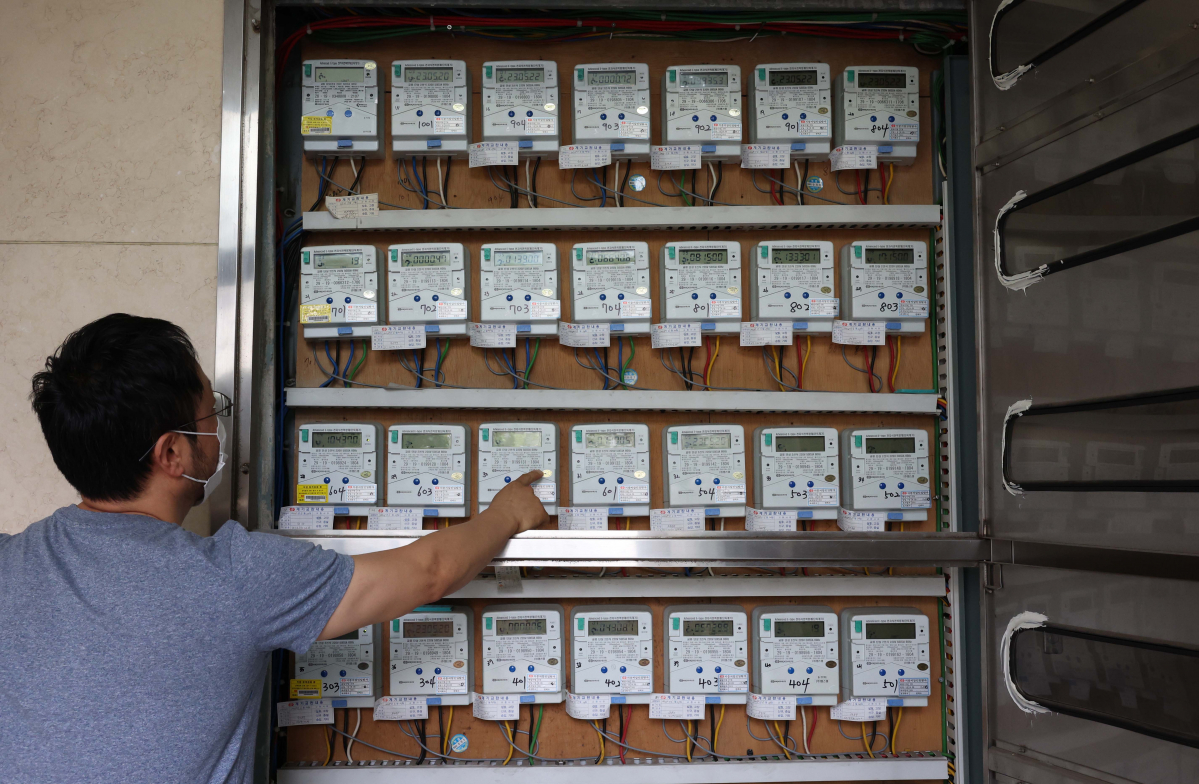 ▲22일 통계청 국가통계포털에 따르면 올해 1분기 전기, 가스 및 기타 연료 물가지수는 135.49(2020년=100)로 작년 동기보다 30.5% 올랐다. 이는 외환위기 당시였던 1998년 1분기(41.2%) 이후 가장 높은 상승률이다. 또한 소득 수준이 낮은 가구에서 연료비 지출이 더 큰 폭으로 늘어난 것으로 나타났다. 이날 서울의 한 오피스텔에 전기계량기가 설치돼 있다. 신태현 기자 holjjak@