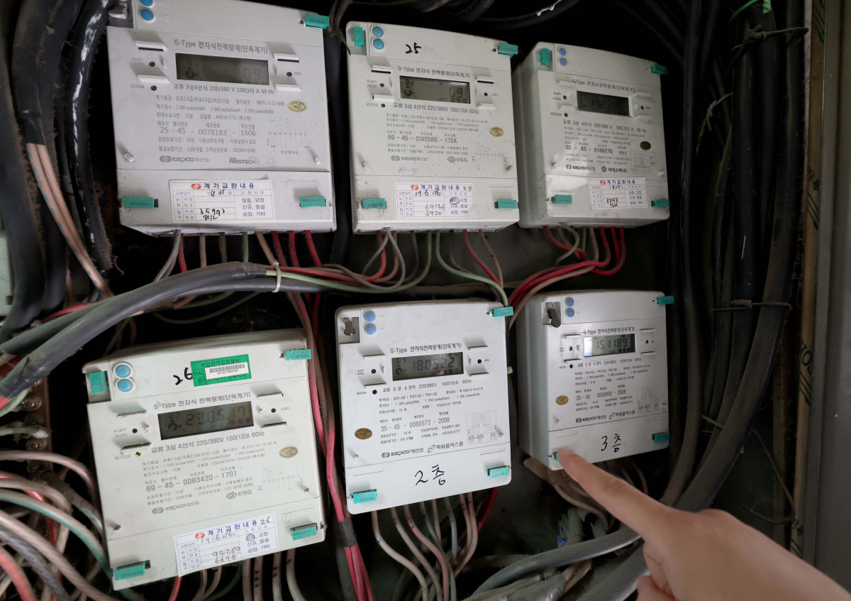 ▲22일 통계청 국가통계포털에 따르면 올해 1분기 전기, 가스 및 기타 연료 물가지수는 135.49(2020년=100)로 작년 동기보다 30.5% 올랐다. 이는 외환위기 당시였던 1998년 1분기(41.2%) 이후 가장 높은 상승률이다. 또한 소득 수준이 낮은 가구에서 연료비 지출이 더 큰 폭으로 늘어난 것으로 나타났다. 이날 서울의 한 상가에 전기계량기가 설치돼 있다. 신태현 기자 holjjak@
