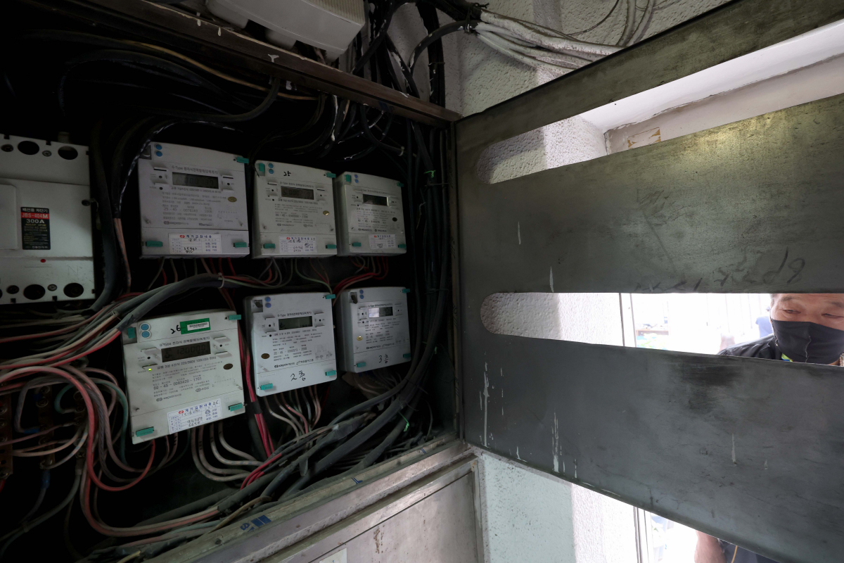 ▲22일 통계청 국가통계포털에 따르면 올해 1분기 전기, 가스 및 기타 연료 물가지수는 135.49(2020년=100)로 작년 동기보다 30.5% 올랐다. 이는 외환위기 당시였던 1998년 1분기(41.2%) 이후 가장 높은 상승률이다. 또한 소득 수준이 낮은 가구에서 연료비 지출이 더 큰 폭으로 늘어난 것으로 나타났다. 이날 서울의 한 상가에 전기계량기가 설치돼 있다. 신태현 기자 holjjak@