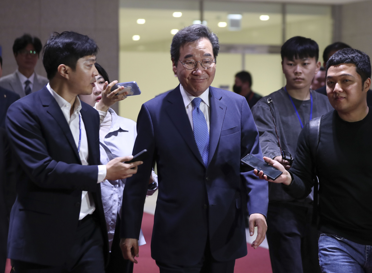 ▲[인천공항=뉴시스] 김근수 기자 = 이낙연 더불어민주당 전 대표가 18일 오전 인천국제공항 제2여객터미널에서 출국장으로 이동하고 있다. 2023.04.18. ks@newsis.com