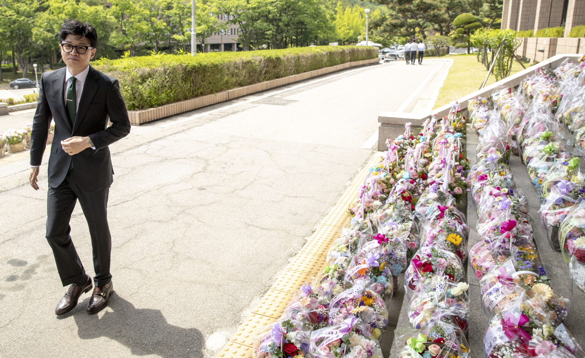 ▲[과천=뉴시스] 정병혁 기자 = 한동훈 법무부장관이 취임 1주년인 17일 오전 경기 과천시 정부과천청사 법무부로 출근하며 지지자들이 보낸 꽃을 둘러보고 있다. 2023.05.17. jhope@newsis.com