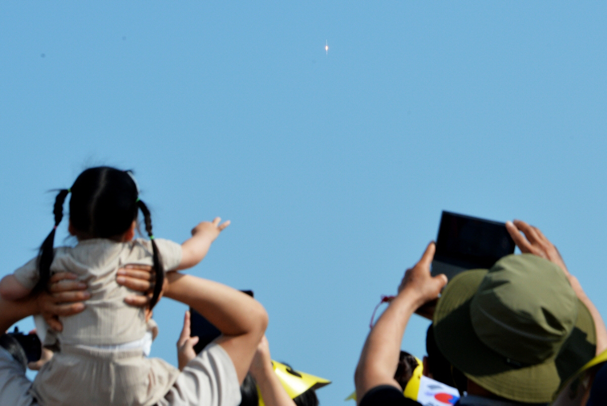 ▲지난해 6월 21일 오후 전남 고흥군 영남면 우주발사전망대에서 관람객들이 나로우주센터를 솟구쳐 오른 한국형 발사체 ‘누리호’를 바라보고 있다. (뉴시스)
