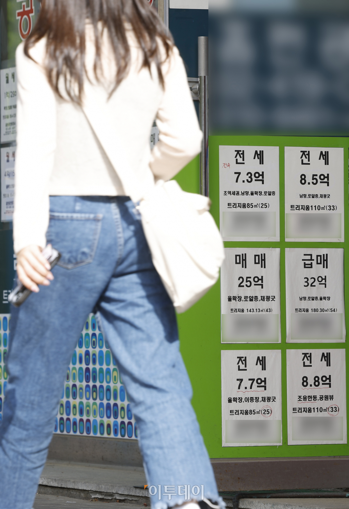 ▲아파트 전세가격이 10% 이상 하락하며 역전세난이 지속될 것이란 우려가 커지고 있다. 22일 직방에 따르면 올해 4월 전세가격지수는 2년 전(2021년 4월) 대비 11.8% 떨여졌다고 밝혔다. 지역별로는 세종(28.5%)과 대구(26.5%)가 전세시장의 하락을 주도한 것으로 나타났다. 이날 서울 시내 한 공인중개사 사무소에 매물 정보가 붙어 있다. 조현호 기자 hyunho@