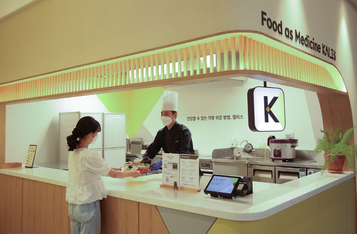 ▲캘리스랩 부스에서 전문 셰프가 건강 식단을 구독자에게 제공하고 있다. (사진제공=아워홈)